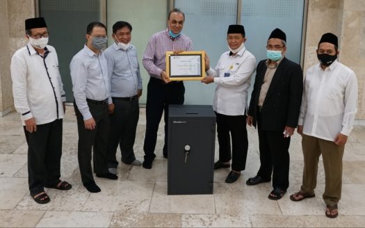 PT Indolok Bakti Utama menyerahkan satu unit Brankas Aslam, produk terbarunya, untuk memenuhi kebutuhan perlindungan infaq jamaah di Masjid Istiqlal