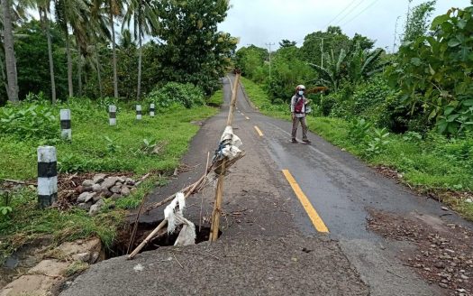 Infrastruktur jalan yang rusak pasca diterjang banjir bandang di NTT
