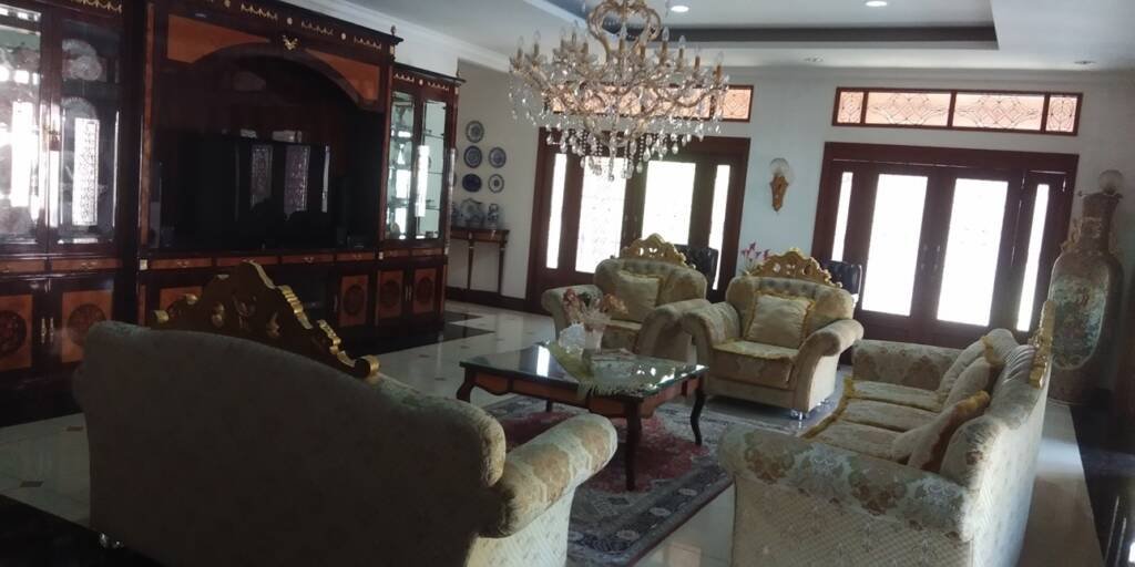 Rumah Plus Kolam Renang Luas Raffles Hills Cibubur, Siap Huni | Indohouses